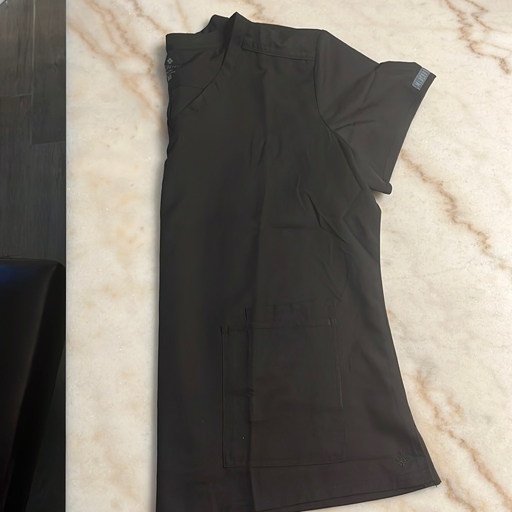 Black Nursing/Uniform Scrub Top Size 2X with Front Pockets